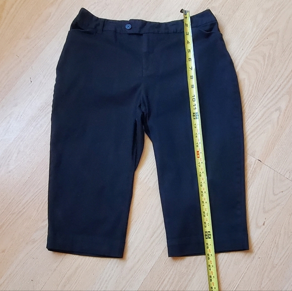 St John's Bay Woman's Petite Stretch  Capri Pants Size 12P - Picture 3 of 6